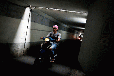 Pengendara sepeda motor melintasi terowongan di kawasan Kampung Rambutan, Jakarta Timur, Selasa (11/10/2022).