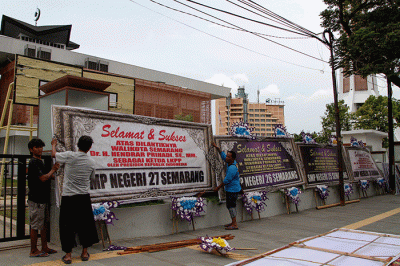 Deretan karangan bunga ucapan selamat kepada Hendrar Prihadi sebagai Kepala Kepala Lembaga Kebijakan Pengadaan Barang/Jasa Pemerintah (LKPP).