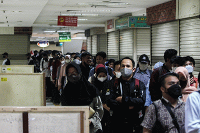 Antrean panjang calon pelamar kerja yang ingin masuk ke acara Job Fair 2022 di Mal PGC, Jakarta Timur, Selasa (11/10/2022).