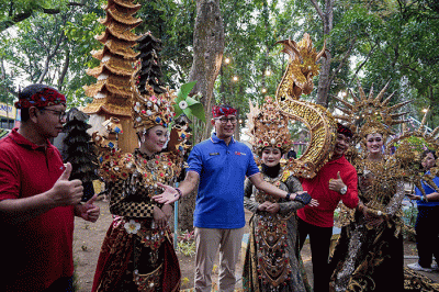 Menparekraf Sandiaga Salahuddin Uno meresmikan taman rekreasi The Carnival yang berada di Kabupaten Nganjuk, Jawa Timur, Sabtu (8/10/2022).