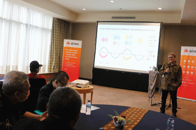 CTO dan Co-Founder Aiven Heikki Nousiainen memberikan paparan terkait kegiatan bisnis perusahaan Aiven kepada rekan media saat media briefing.