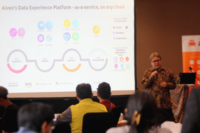 CTO dan Co-Founder Aiven Heikki Nousiainen memberikan paparan terkait kegiatan bisnis perusahaan Aiven kepada rekan media saat media briefing.