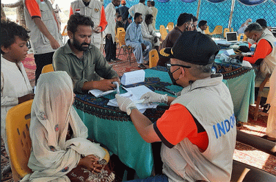 Tim Medis Indonesia memberikan pelayanan kesehatan kepada warga Pakistan terdampak banjir di wilayah Tehsil Jhudo, Distrik Mirpur Khas, Provinsi Sindh.