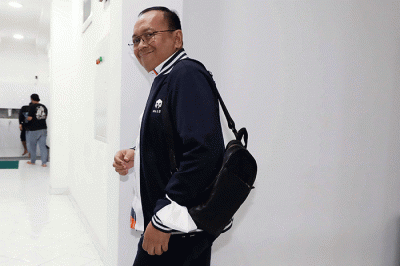 Direktur Utama PT Liga Indonesia Baru (LIB) Akhmad Hadian Lukita (kiri) didampingi Direktur Operasional PT LIB, Sudjarno menyampaikan keterangan pers.
