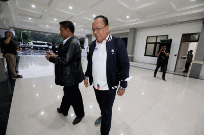 Direktur Utama PT Liga Indonesia Baru (LIB) Akhmad Hadian Lukita (kiri) didampingi Direktur Operasional PT LIB, Sudjarno menyampaikan keterangan pers.
