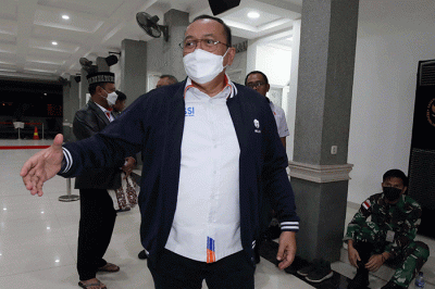 Direktur Utama PT Liga Indonesia Baru (LIB) Akhmad Hadian Lukita (kiri) didampingi Direktur Operasional PT LIB, Sudjarno menyampaikan keterangan pers.