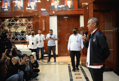 Direktur Utama PT Liga Indonesia Baru (LIB) Akhmad Hadian Lukita (kiri) didampingi Direktur Operasional PT LIB, Sudjarno menyampaikan keterangan pers.