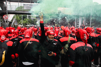 Ribuan Buruh Gelar Aksi Demo Di Patung Kuda