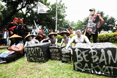 Ribuan buruh menggelar aksi demonstrasi di kawasan Patung Kuda, Jalan Medan Merdeka Barat, Jakarta, Rabu (12/10/2022).