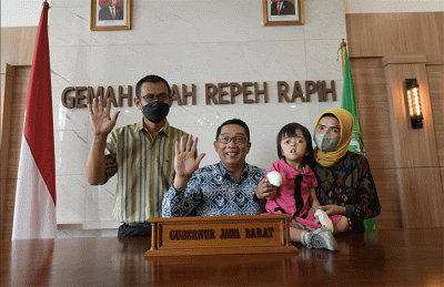 Gubernur Jawa Barat Ridwan Kamil memberikan bantuan kemanusiaan kepada Arini Supriatna (4), balita pengidap penyakit apert syndrome.