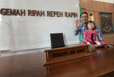 Gubernur Jawa Barat Ridwan Kamil memberikan bantuan kemanusiaan kepada Arini Supriatna (4), balita pengidap penyakit apert syndrome.