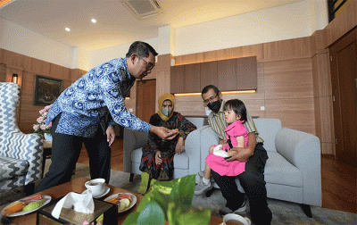 Gubernur Jawa Barat Ridwan Kamil memberikan bantuan kemanusiaan kepada Arini Supriatna (4), balita pengidap penyakit apert syndrome.