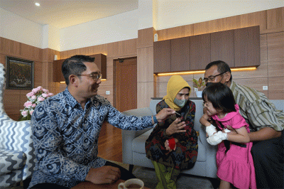Gubernur Jawa Barat Ridwan Kamil memberikan bantuan kemanusiaan kepada Arini Supriatna (4), balita pengidap penyakit apert syndrome.