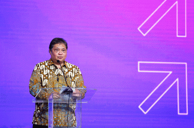 Menteri Koordinator Bidang Perekonomian Airlangga Hartarto memberikan paparannya dalam acara BNI Investor Daily Summit 2022 di Jakarta, Selasa (11/10/2022).