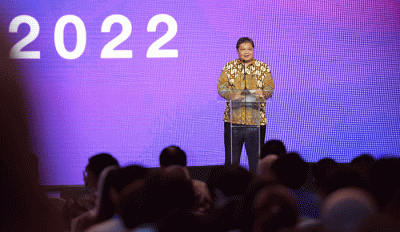 Menteri Koordinator Bidang Perekonomian Airlangga Hartarto memberikan paparannya dalam acara BNI Investor Daily Summit 2022 di Jakarta, Selasa (11/10/2022).