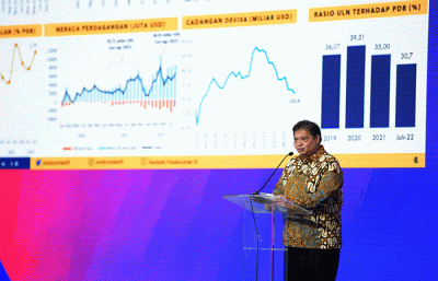 Menteri Koordinator Bidang Perekonomian Airlangga Hartarto memberikan paparannya dalam acara BNI Investor Daily Summit 2022 di Jakarta, Selasa (11/10/2022).