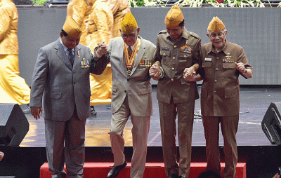 Momen itu terjadi seusai acara. Setelah Jokowi memukul gong tanda dibukanya Kongres dan Munas, para pengurus LVRI dan Piveri kemudian berfoto bersama.