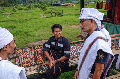 Menparekraf Sandiaga Salahuddin Uno disambut antusias warga saat mengunjungi Desa Wisata Tondok Bakaru, Kecamatan Mamasa, Kabupaten Mamasa.