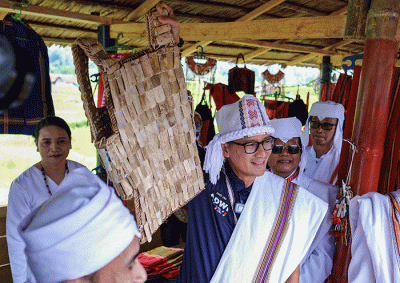 Menparekraf Sandiaga Salahuddin Uno disambut antusias warga saat mengunjungi Desa Wisata Tondok Bakaru, Kecamatan Mamasa, Kabupaten Mamasa.