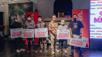 President Director Smartfren Merza Fachys, menyerahkan penghargaan kepada para jurnalis pemenang Smartfren Unlimited Media Awards 2022.
