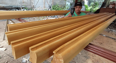 Pekerja menyelesaikan railing tangga terbuat dari kayu di Pedurenan, Kota Bekasi, Jawa Barat, Rabu (12/10/2022).