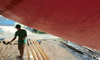 Pekerja menyelesaikan railing tangga terbuat dari kayu di Pedurenan, Kota Bekasi, Jawa Barat, Rabu (12/10/2022).