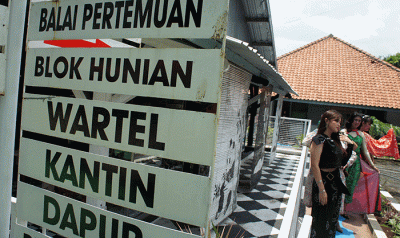 Sejumlah narapidana perempuan memperagakan busana pesta saat fesyen show di halaman Lapas Kelas IIA Perempuan Bulu Semarang, Jawa Tengah, Kamis (13/10/2022).