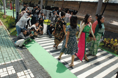 Sejumlah narapidana perempuan memperagakan busana pesta saat fesyen show di halaman Lapas Kelas IIA Perempuan Bulu Semarang, Jawa Tengah, Kamis (13/10/2022).