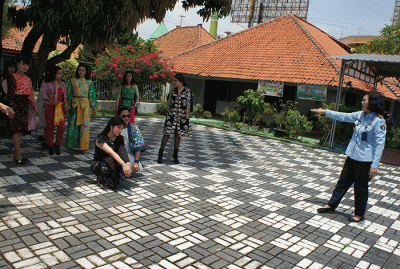 Sejumlah narapidana perempuan memperagakan busana pesta saat fesyen show di halaman Lapas Kelas IIA Perempuan Bulu Semarang, Jawa Tengah, Kamis (13/10/2022).