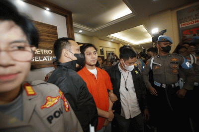 Tersangka Rizky Billar (tengah) memakai baju tahanan saat dihadirkan di Polres Metro Jakarta Selatan, Jakarta, Kamis (13/10/2022).
