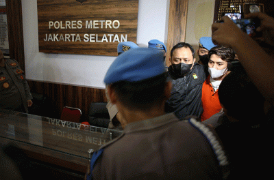 Tersangka Rizky Billar (tengah) memakai baju tahanan saat dihadirkan di Polres Metro Jakarta Selatan, Jakarta, Kamis (13/10/2022).