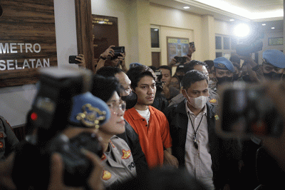 Tersangka Rizky Billar (tengah) memakai baju tahanan saat dihadirkan di Polres Metro Jakarta Selatan, Jakarta, Kamis (13/10/2022).