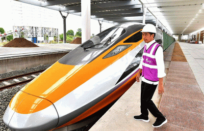 Presiden Joko Widodo meninjau proyek Kereta Cepat Jakarta Bandung di Stasiun Tegal Luar, Bandung, Jawa Barat, Kamis (13/10/2022).