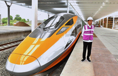 Presiden Joko Widodo meninjau proyek Kereta Cepat Jakarta Bandung di Stasiun Tegal Luar, Bandung, Jawa Barat, Kamis (13/10/2022).