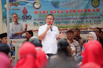 Menteri Perdagangan Zulkifli Hasan melakukan panen raya perkebunan mangga dan melepas ekspor perdana mangga Indramayu mendunia, Kamis (13/10/2022).