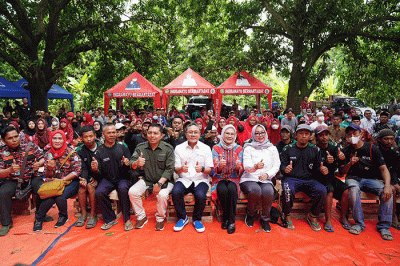 Menteri Perdagangan Zulkifli Hasan melakukan panen raya perkebunan mangga dan melepas ekspor perdana mangga Indramayu mendunia, Kamis (13/10/2022).