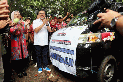 Menteri Perdagangan Zulkifli Hasan melakukan panen raya perkebunan mangga dan melepas ekspor perdana mangga Indramayu mendunia, Kamis (13/10/2022).