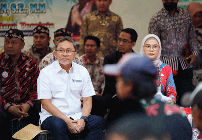 Menteri Perdagangan Zulkifli Hasan melakukan panen raya perkebunan mangga dan melepas ekspor perdana mangga Indramayu mendunia, Kamis (13/10/2022).