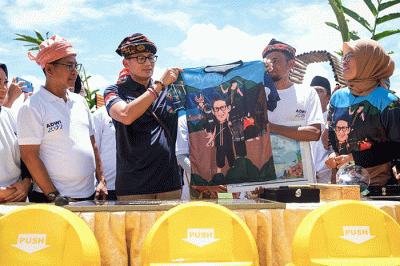 Menparekraf Sandiaga Uno saat meninjau Desa Wisata Kambo yang berlokasi di Kecamatan Mungkajang, Kota Palopo, Sulawesi Selatan, Rabu (12/10/2022).