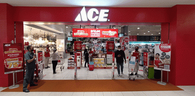 Pekerja melayani pengunjung di ACE, Jakarta, Jumat (14/10/2022).