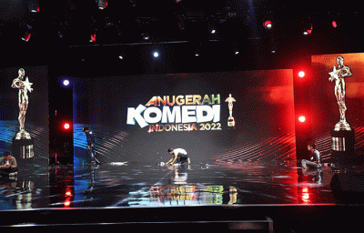 Pekerja menyelesaikan panggung Malam Puncak Anugerah Komedi Indonesia 2022 di Jakarta Concert Hall, Gedung iNews, Jakarta, Jumat (14/10/2022).