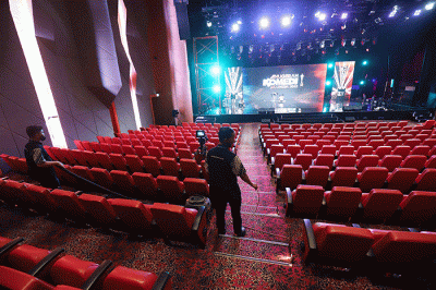 Pekerja menyelesaikan panggung Malam Puncak Anugerah Komedi Indonesia 2022 di Jakarta Concert Hall, Gedung iNews, Jakarta, Jumat (14/10/2022).