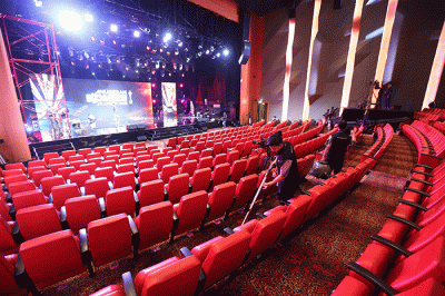Pekerja menyelesaikan panggung Malam Puncak Anugerah Komedi Indonesia 2022 di Jakarta Concert Hall, Gedung iNews, Jakarta, Jumat (14/10/2022).