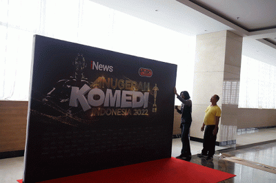 Pekerja menyelesaikan panggung Malam Puncak Anugerah Komedi Indonesia 2022 di Jakarta Concert Hall, Gedung iNews, Jakarta, Jumat (14/10/2022).