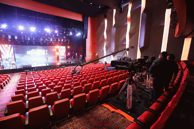 Pekerja menyelesaikan panggung Malam Puncak Anugerah Komedi Indonesia 2022 di Jakarta Concert Hall, Gedung iNews, Jakarta, Jumat (14/10/2022).