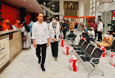 Presiden Joko Widodo kembali menyerahkan bantuan langsung tunai (BLT) BBM dan bantuan subsidi upah (BSU) kepada para penerima manfaat.