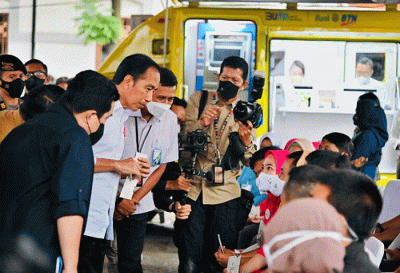 Presiden Joko Widodo kembali menyerahkan bantuan langsung tunai (BLT) BBM dan bantuan subsidi upah (BSU) kepada para penerima manfaat.