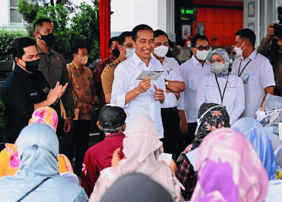 Presiden Joko Widodo kembali menyerahkan bantuan langsung tunai (BLT) BBM dan bantuan subsidi upah (BSU) kepada para penerima manfaat.