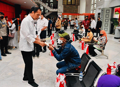 Presiden Joko Widodo kembali menyerahkan bantuan langsung tunai (BLT) BBM dan bantuan subsidi upah (BSU) kepada para penerima manfaat.