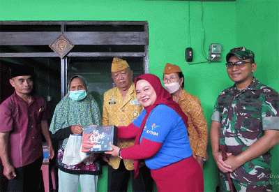 Prajurit TNI dari Kodim 1611 Badung bali memberikan sembako dari Qnet kepada warakawuri dalam acara penyerahan rumah layak huni bagi warakawuri di Badung, Bali.